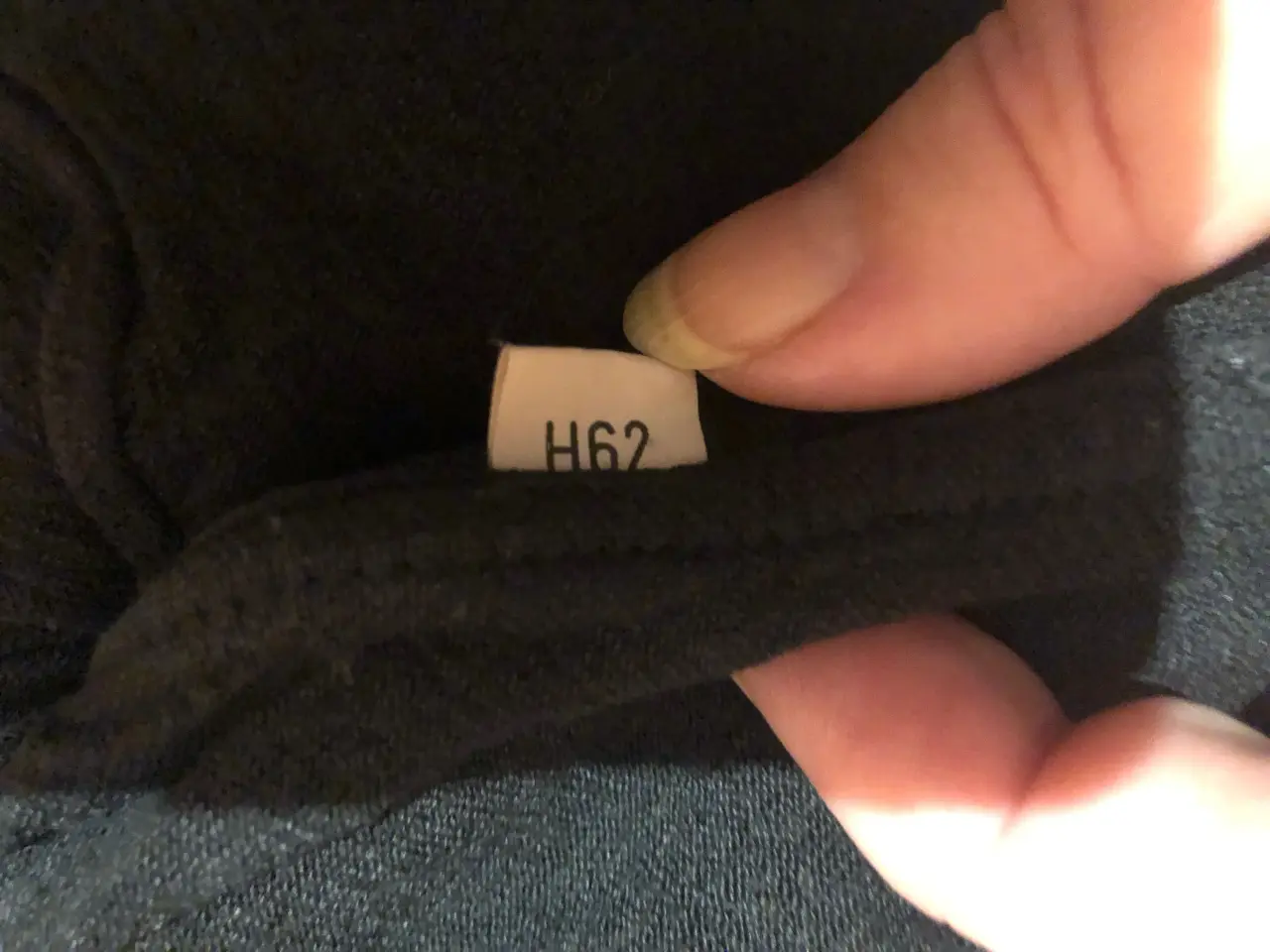 Billede 2 - Sort bluse med skråt snit
