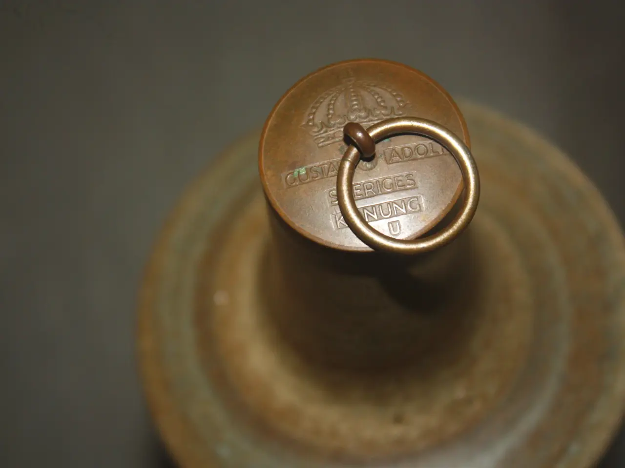Billede 3 - Grøn glasflaske med svensk tre kroner symbol