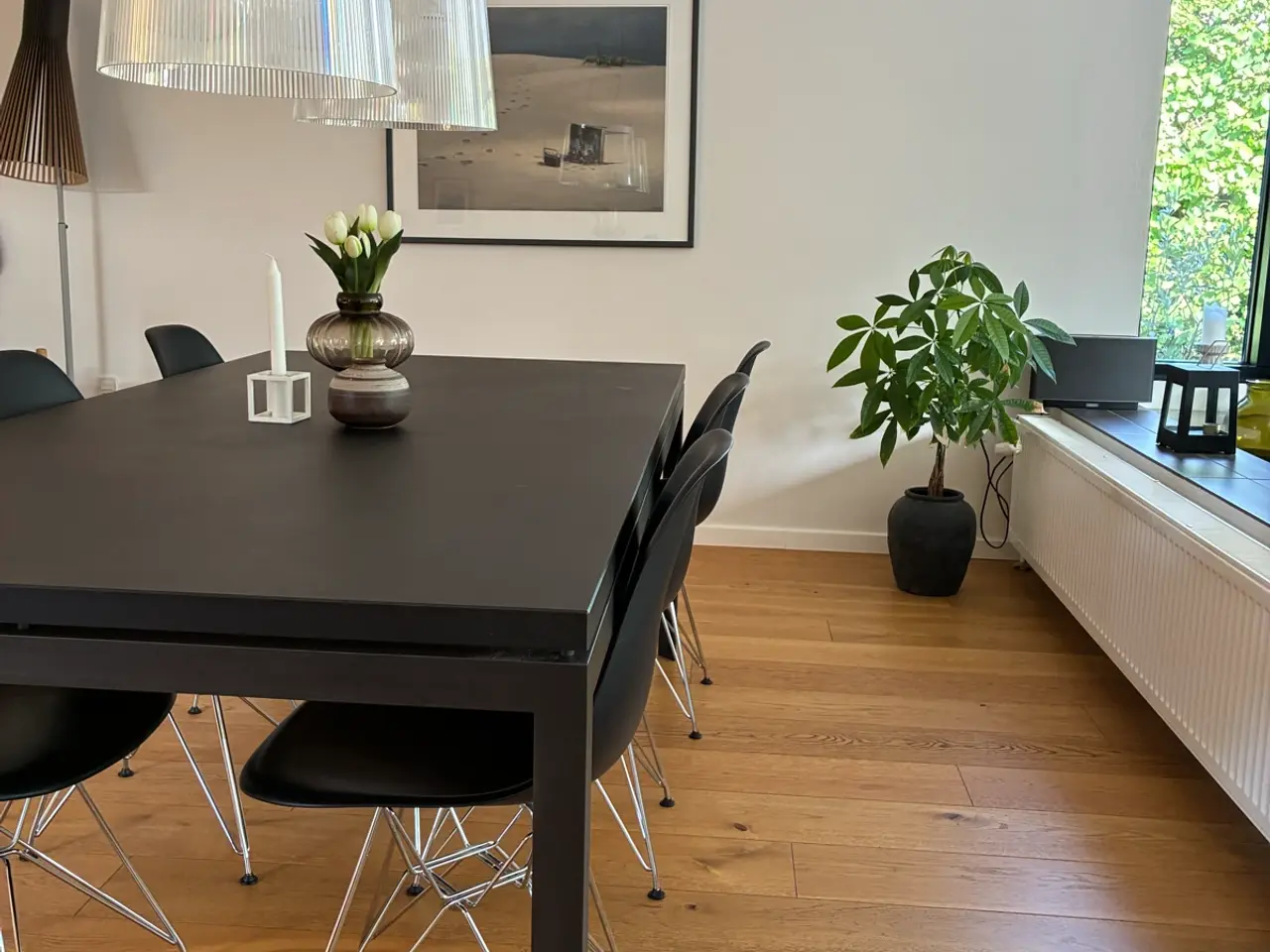 Billede 2 - Spisebord i sort linoleum og stål
