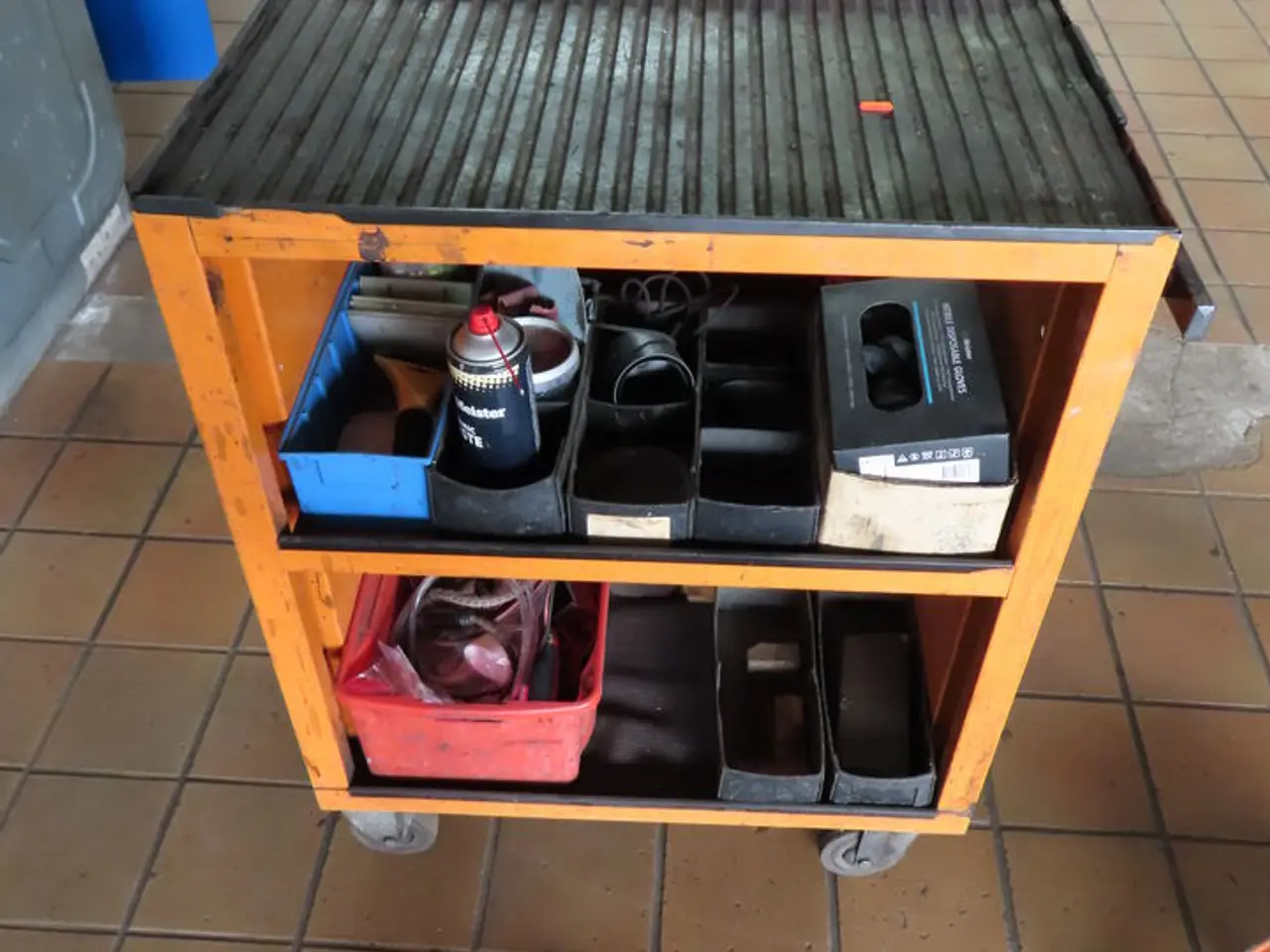 Billede 1 - Værkstedsrullebord med indhold