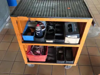 Værkstedsrullebord med indhold