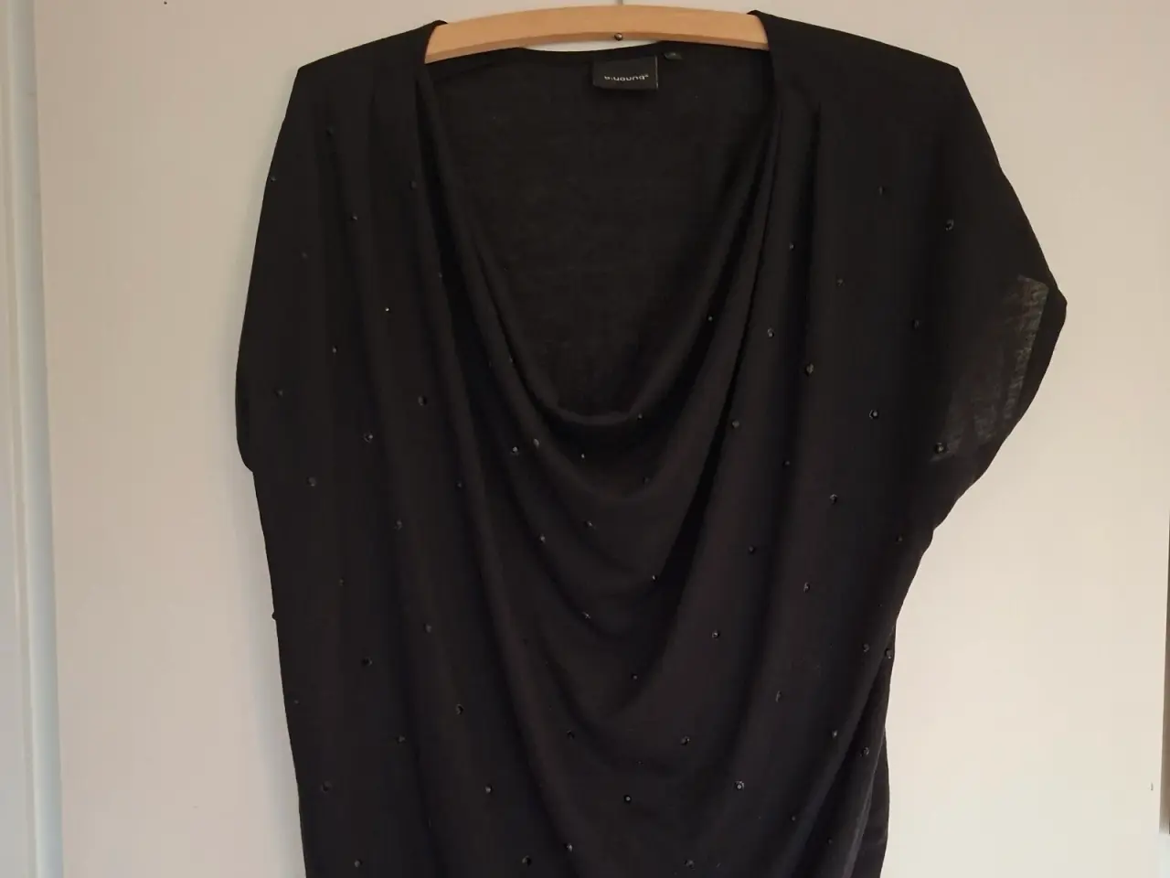 Billede 1 - Sort bluse med sort sten