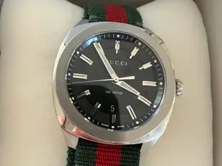 Gucci armbåndsur med rød/grøn rem.