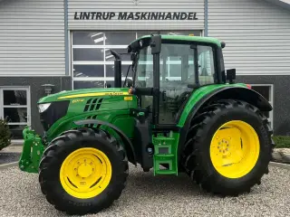 John Deere 6130M med Auto Quard gearkasse og med krybe gear. I for er der frontlift og 2stk dobbeltvirkende fjernudtag