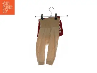 Et par shorts og et par bukser fra Hummel og Name It (str. 56 og 68)