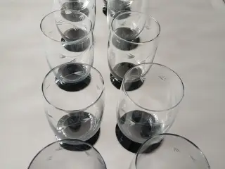 Ranke drikkeglas på sort fod