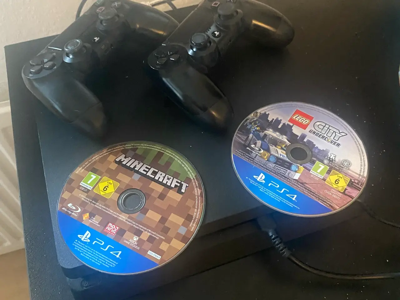 Billede 1 - Ps4 slim 2 joistik og 2 spil