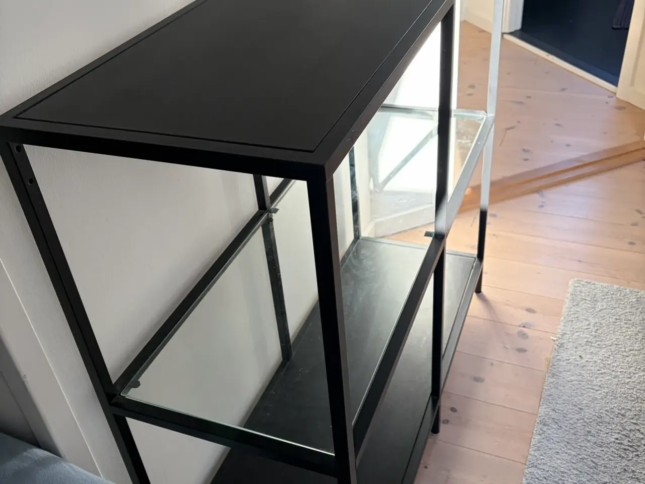 Billede 6 - Sort reol med glasplade