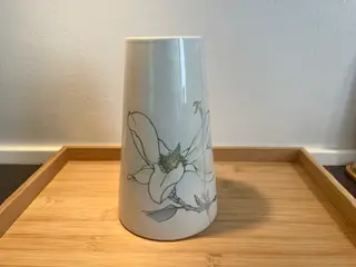 Smuk unika porcelænsvase fra Hiiri – model Flora