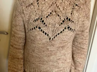 Hjemmestrikket sweater i akryl garn tror jeg.