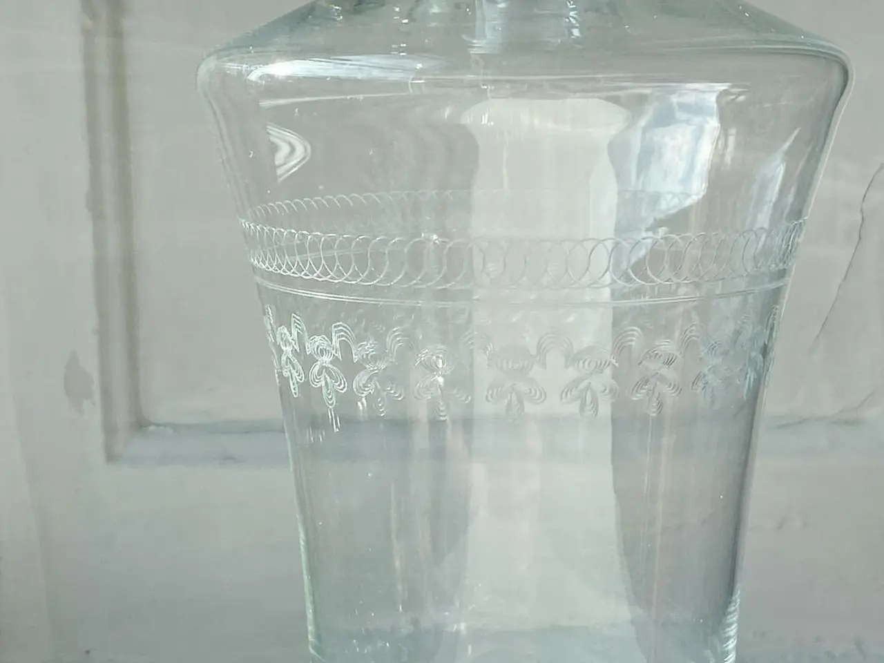 Billede 6 - Karaffel af klart glas m sirlige slibninger