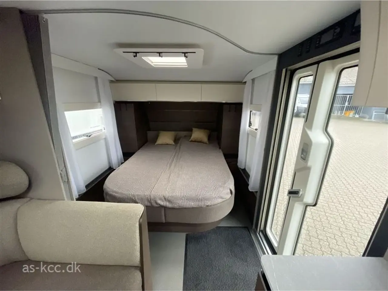 Billede 3 - 2022 - Adria Alpina 663 PT   Adria Alpina 663 PT årg. 2022 7 sovepladser, 6 siddepladser Isabella Commodore 3 m fortelt. Duo Control, Støttebensplader.