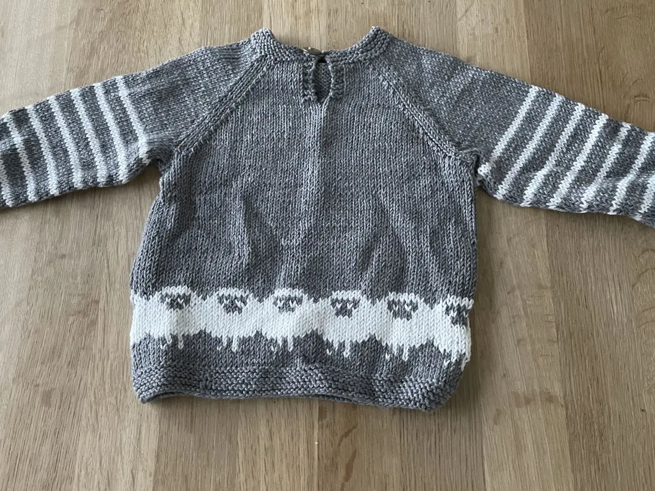 Billede 3 - Sweater med får, ny og ubrugt strik
