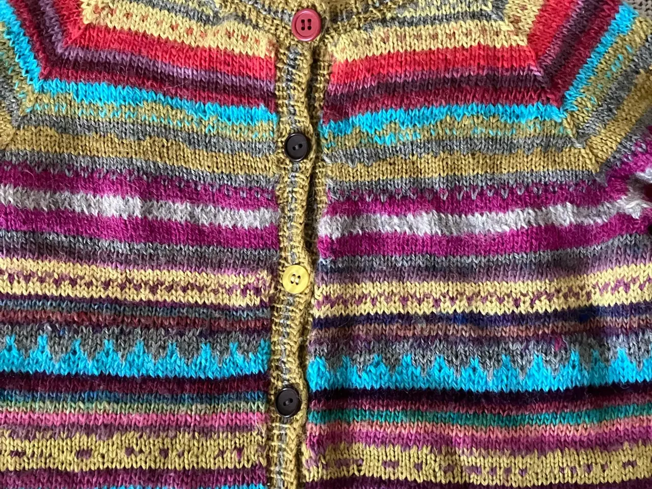 Billede 2 - Farverig cardigan.. DIY str. 104/110, 4-5 år