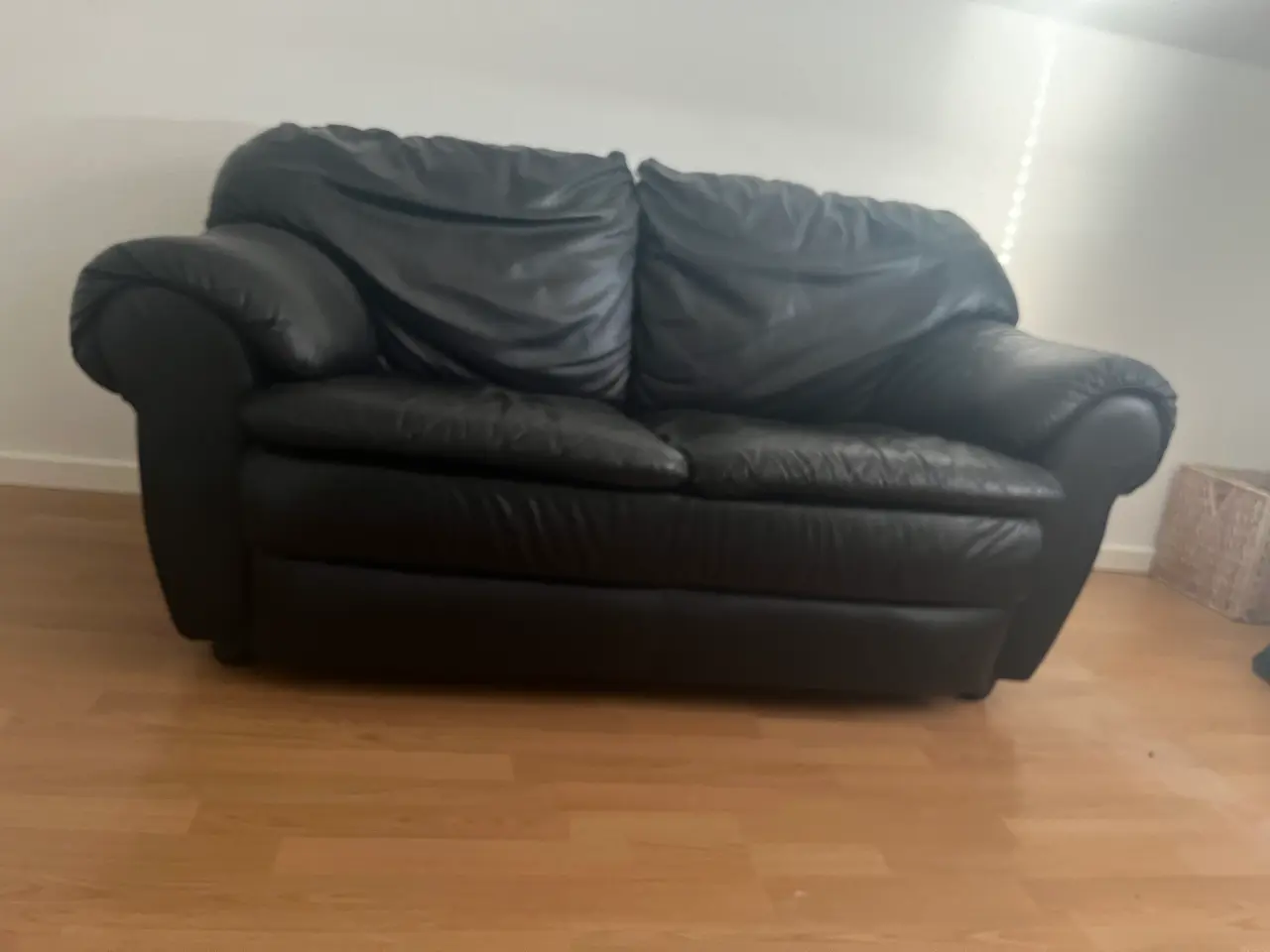 Billede 2 - 2 pers. sort lædersofa