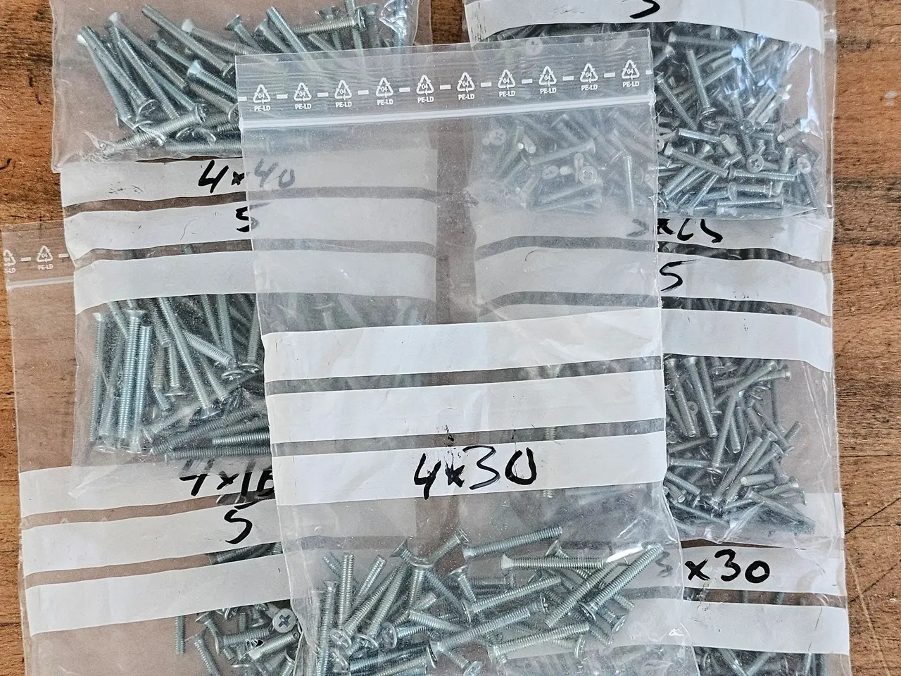 Billede 3 - Gevindskruer sæt i metal kasse