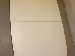 Hvid spisebord med sort kant uden ben
