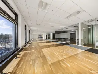 Kontorlejemål på 1.209 m² i populært flerbrugerhus