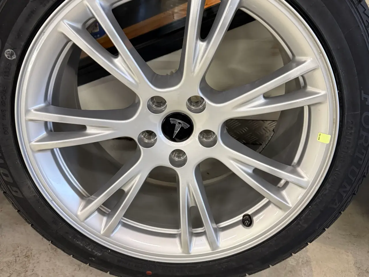 Billede 2 - Nye originale 19” Tesla y fælge med nye vinterdæk