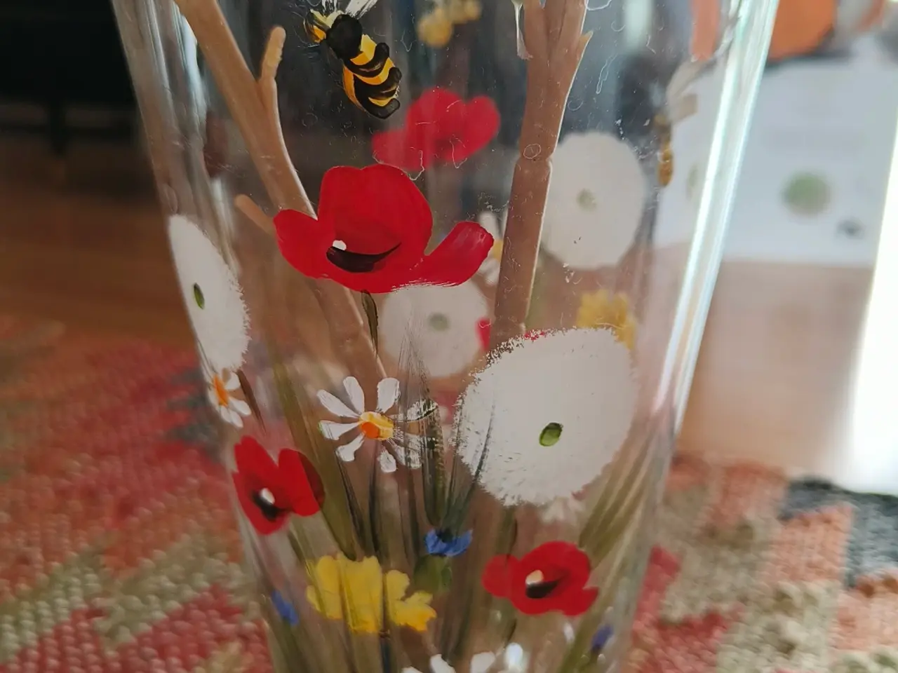 Billede 2 - Smuk, unik glasvase med håndmalede blomster & bier