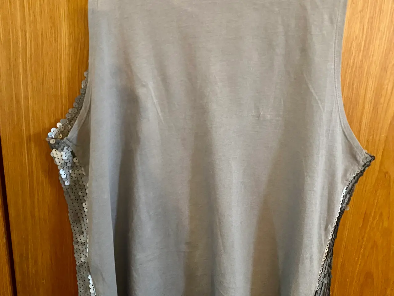Billede 2 - Bluse med pailletter 