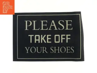 Skilt med tekst 'Please take off your shoes' (str. 57,5x39 cm)