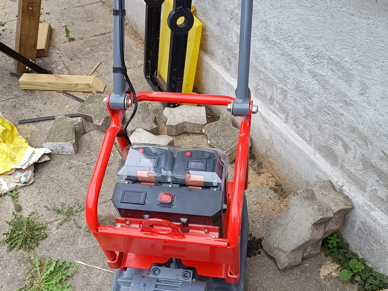 Billede 1 - UDLEJES - Batteridrevet pladevibrator
