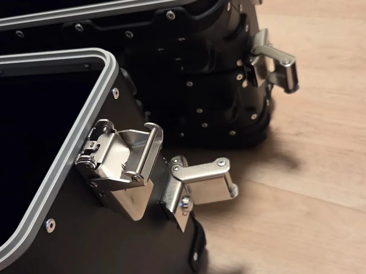 Billede 11 - VOGE sidekufferter i aluminium – 2 stk.