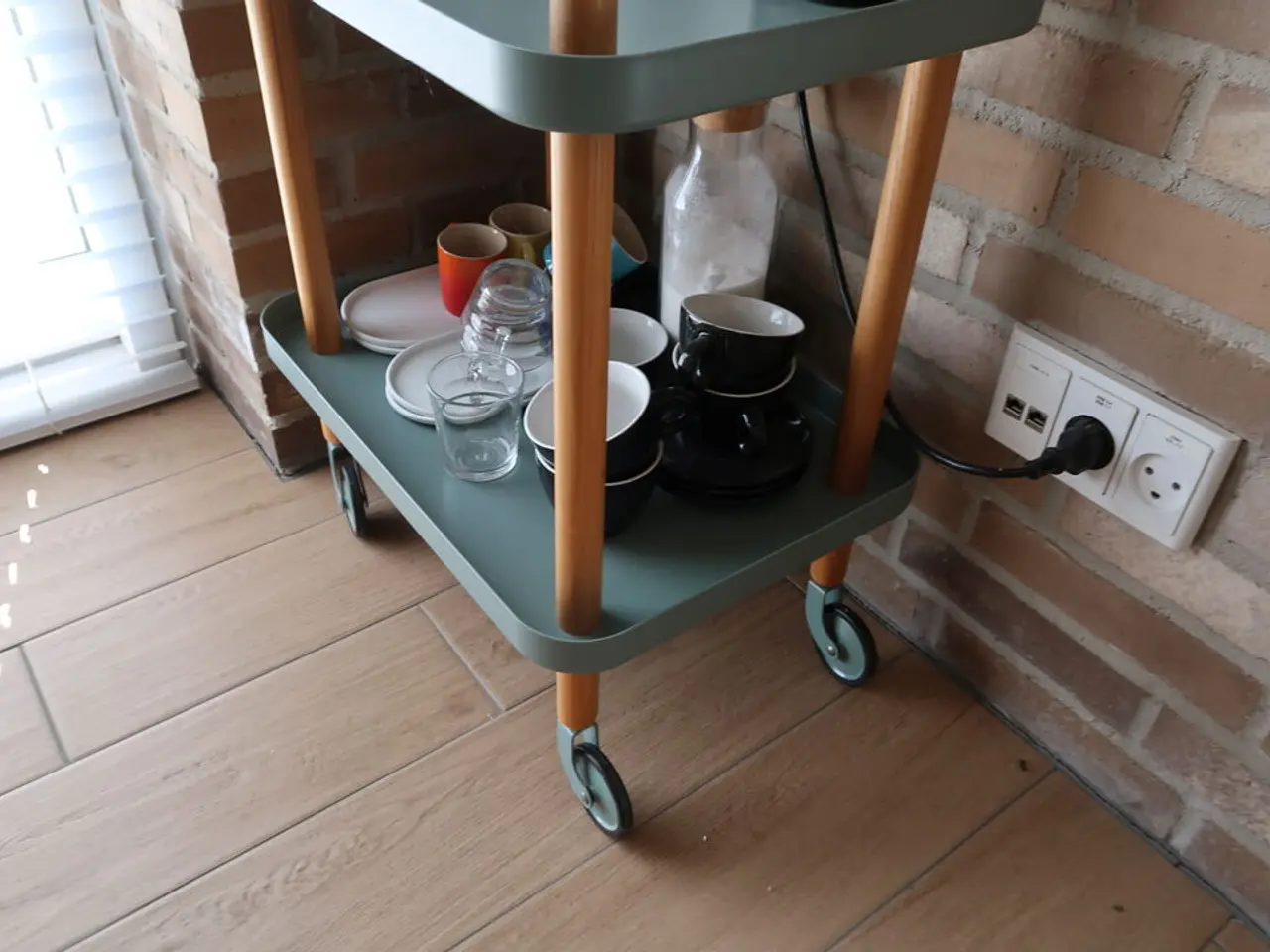 Billede 3 - Opbevaringsvogn med div. Krus samt kaffemaskine NESPRESSO