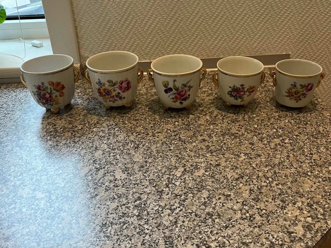 Billede 2 - Fine gamle urtepotter 150 kr stk