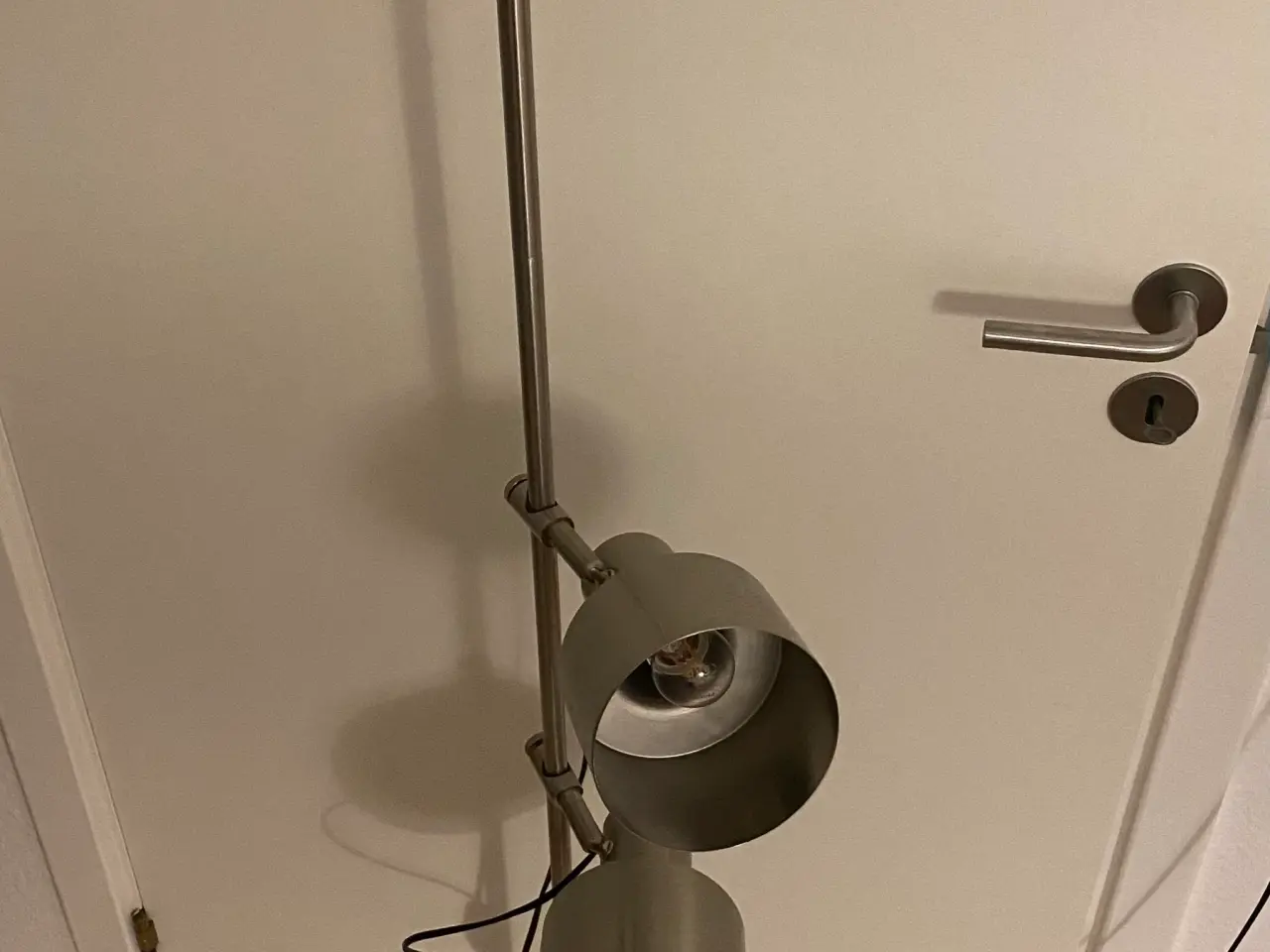 Billede 2 - Gulvlampe i stål med 2 justerbare spots