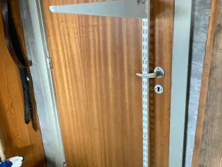 6 stk. VÆGVANGE 160cm og 16 stk HYLDEKNÆGTE 47cm.s