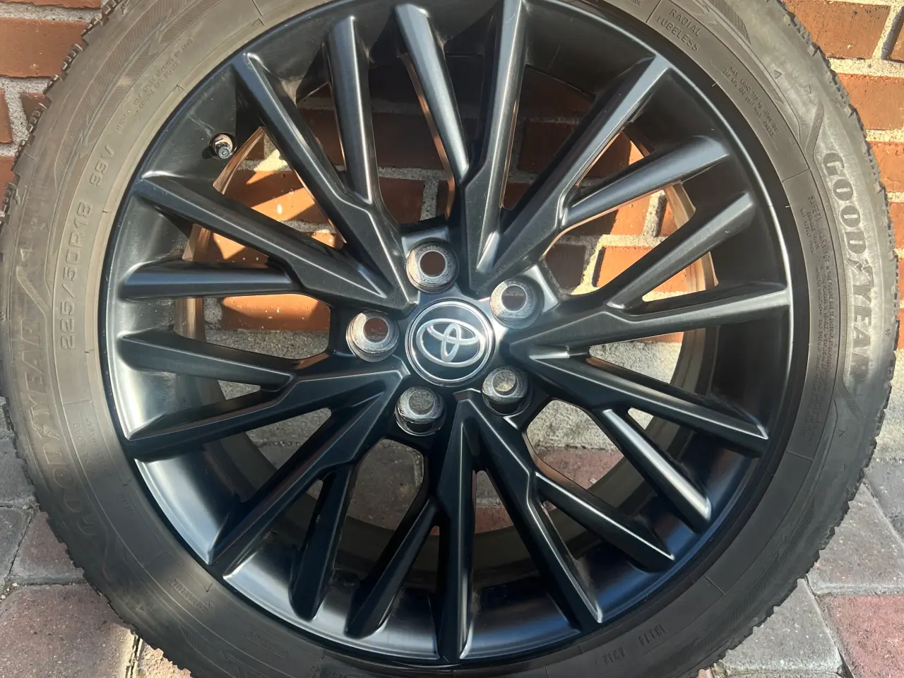 Billede 1 - Toyota CHR 4 original fælge sorte med vinterdæk 