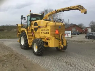 New Holland FX 38 Velholdt inkl majsbord og pickup