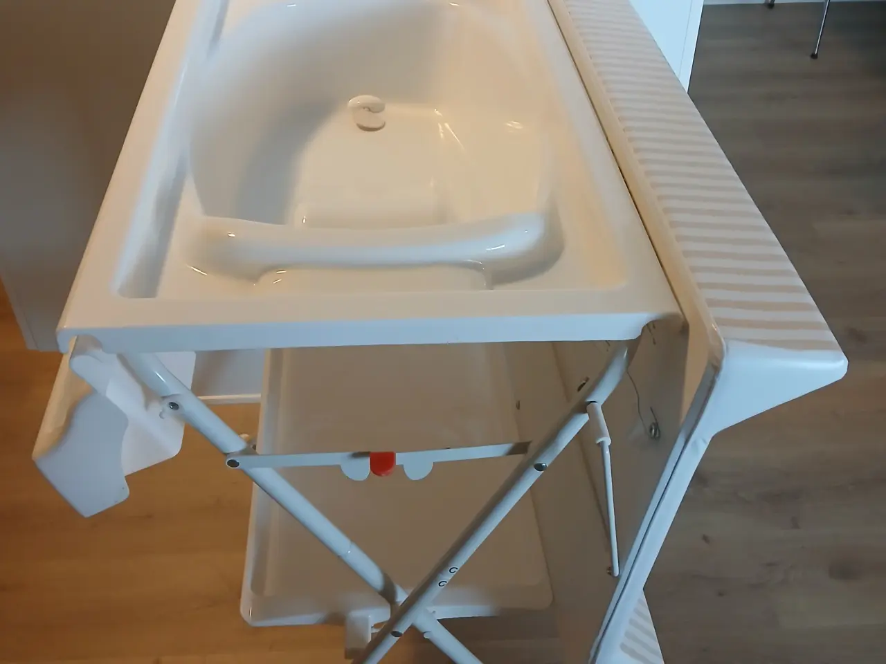 Billede 1 - puslebord med badekar