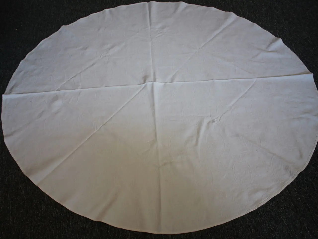 Billede 1 - Hvid, oval dug, 148 x 160 cm