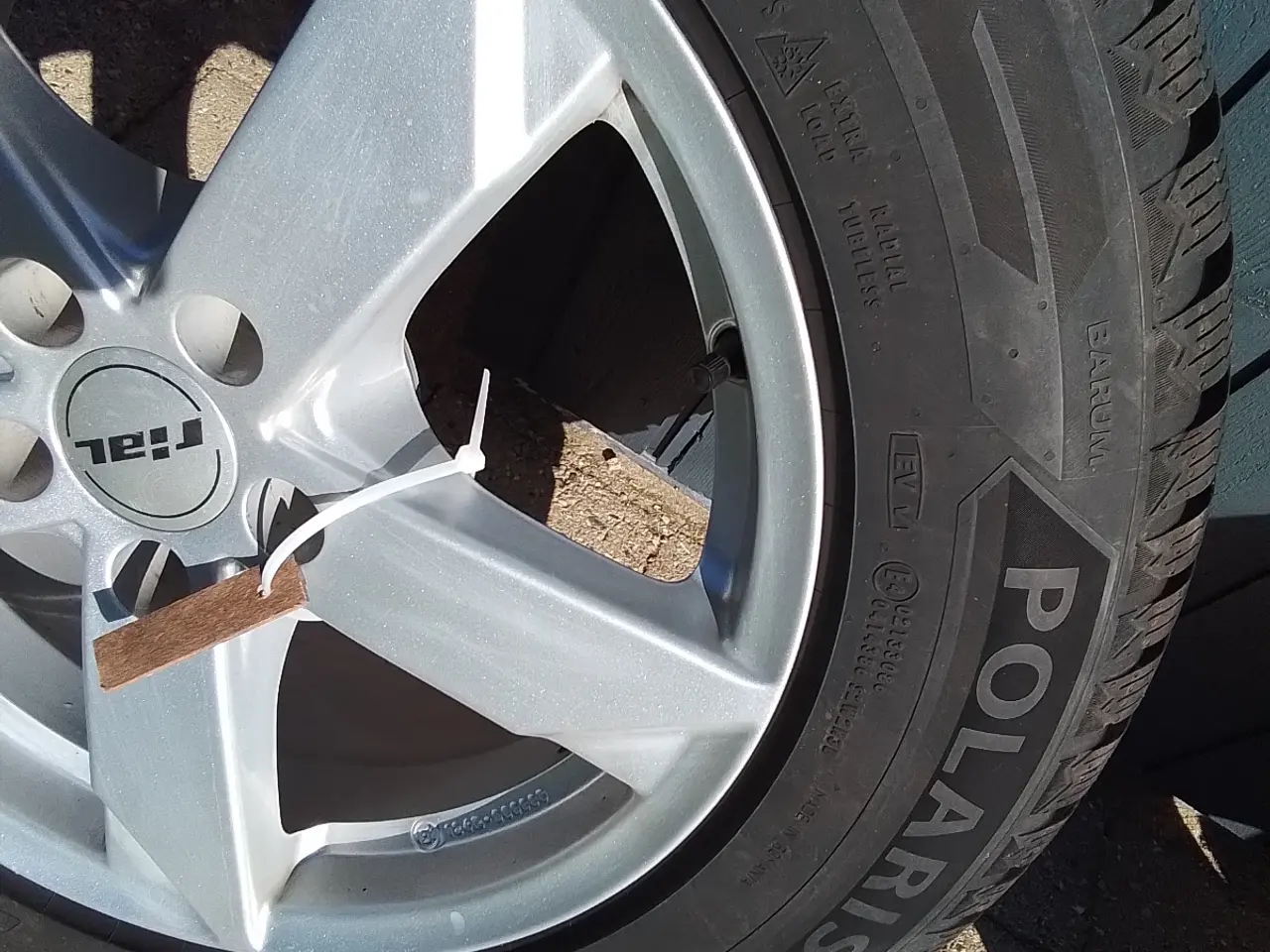 Billede 2 - 215/65R 17 vinterdæk med alufælge