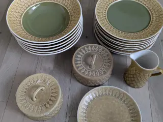 Relif stentøj fra B&G Frokosttallerkner
