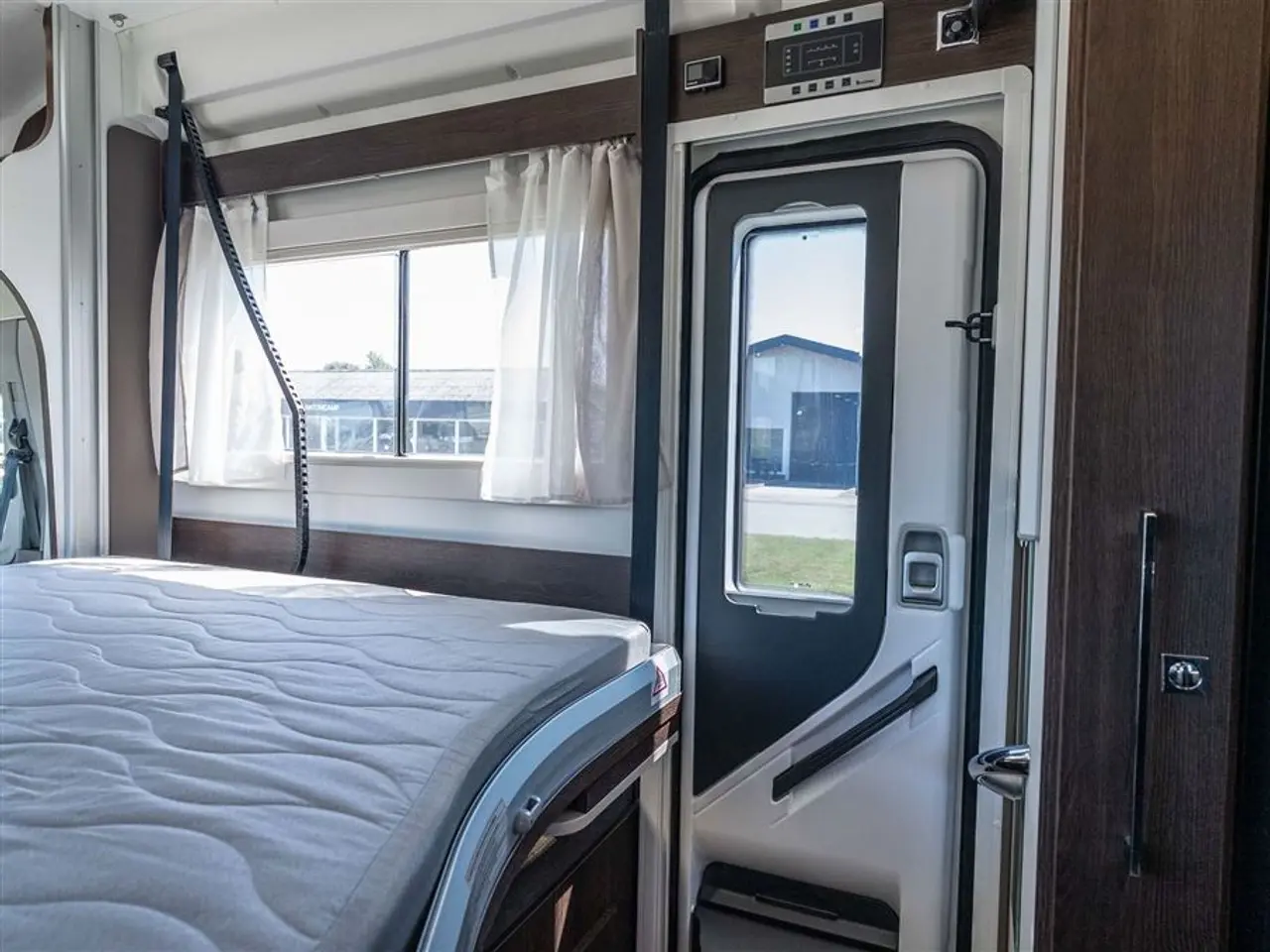 Billede 12 - 2022 - Benimar Tessoro 488 NK Rummelig camper med face-to-face siddegruppe