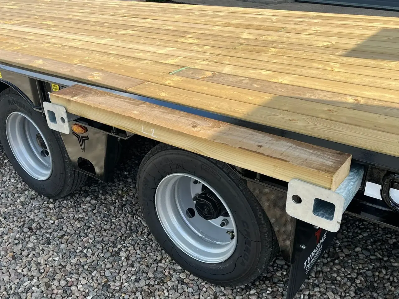Billede 10 - Tyrone 27TLL LANG MODEL med forbredningsudstyr samt kombi bremser, både luft og hydrauliske bremser. Affjedret træk og affjedret aksler. Med hydrauliske ramper og værktøjskasse
