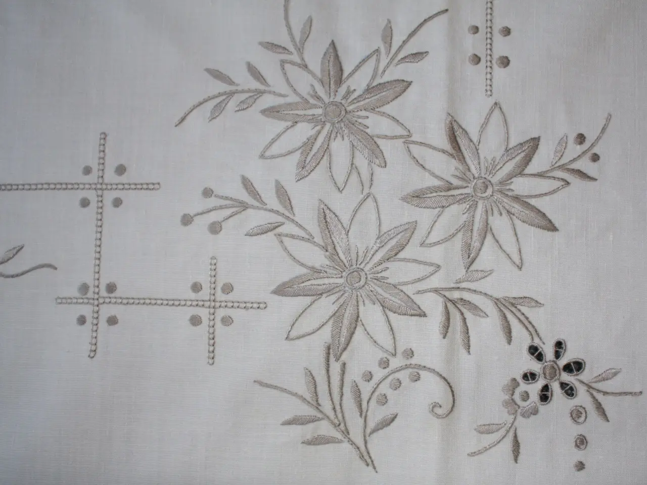 Billede 9 - Broderet dug, 120 x 120 cm