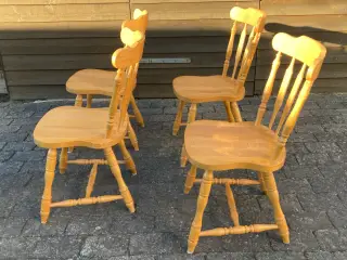 4 krostole i massivt lyst træ.