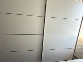 Sælger en stor og flot garderobe fra IKEA med skyd
