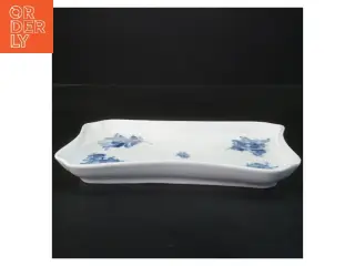 Porcelænsfad med blomsterdesign fra Royal Copenhagen, blå blomst (str. 25x17,5 cm)