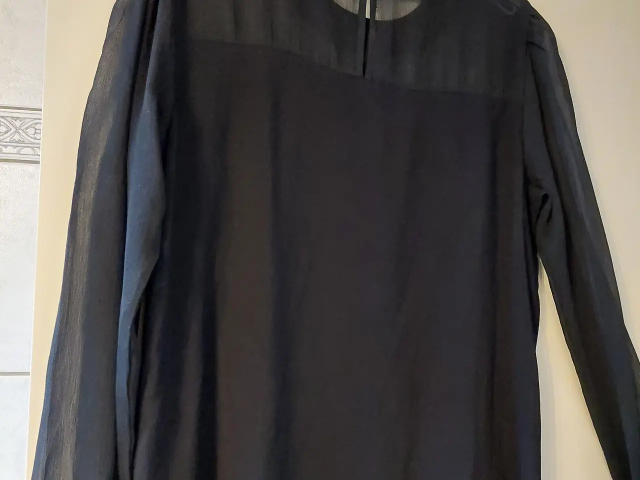 Billede 2 - Flot Ny Vila Skjortebluse str M/Ny