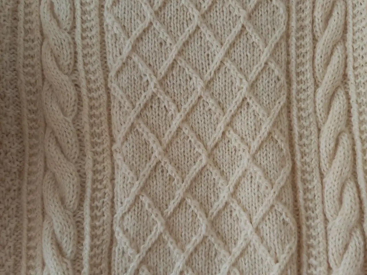 Billede 3 - Uldsweater, halstørklæde og hue