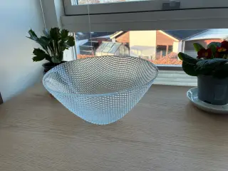 Stor glasskål i klar nubret glas, Trigona, Holmega