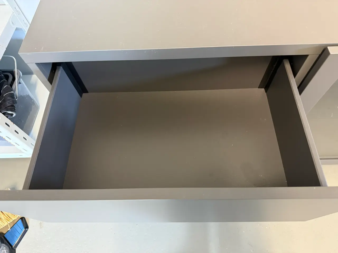 Billede 4 - IKEA Bestå skænk med vitrineskab - mørkegrå