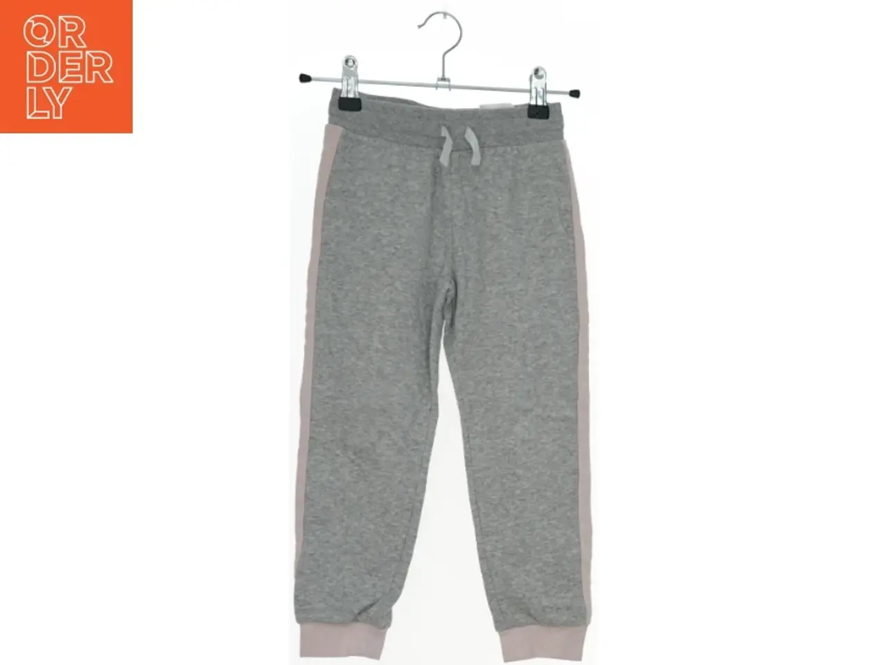 Billede 1 - Grå sweatpants med lyserøde striber fra H&M (str. 110)