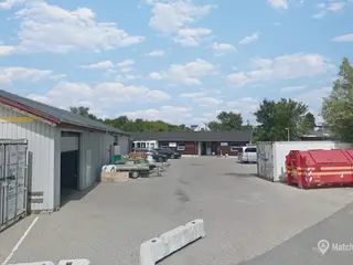Centralplaceret i Hillrøds erhvervsområde